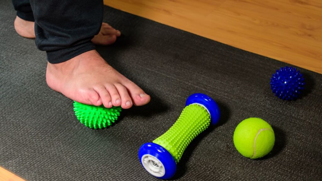 mężczyzna podczas rehabilitacji po złamaniu kończyny dolnej w Katowicach