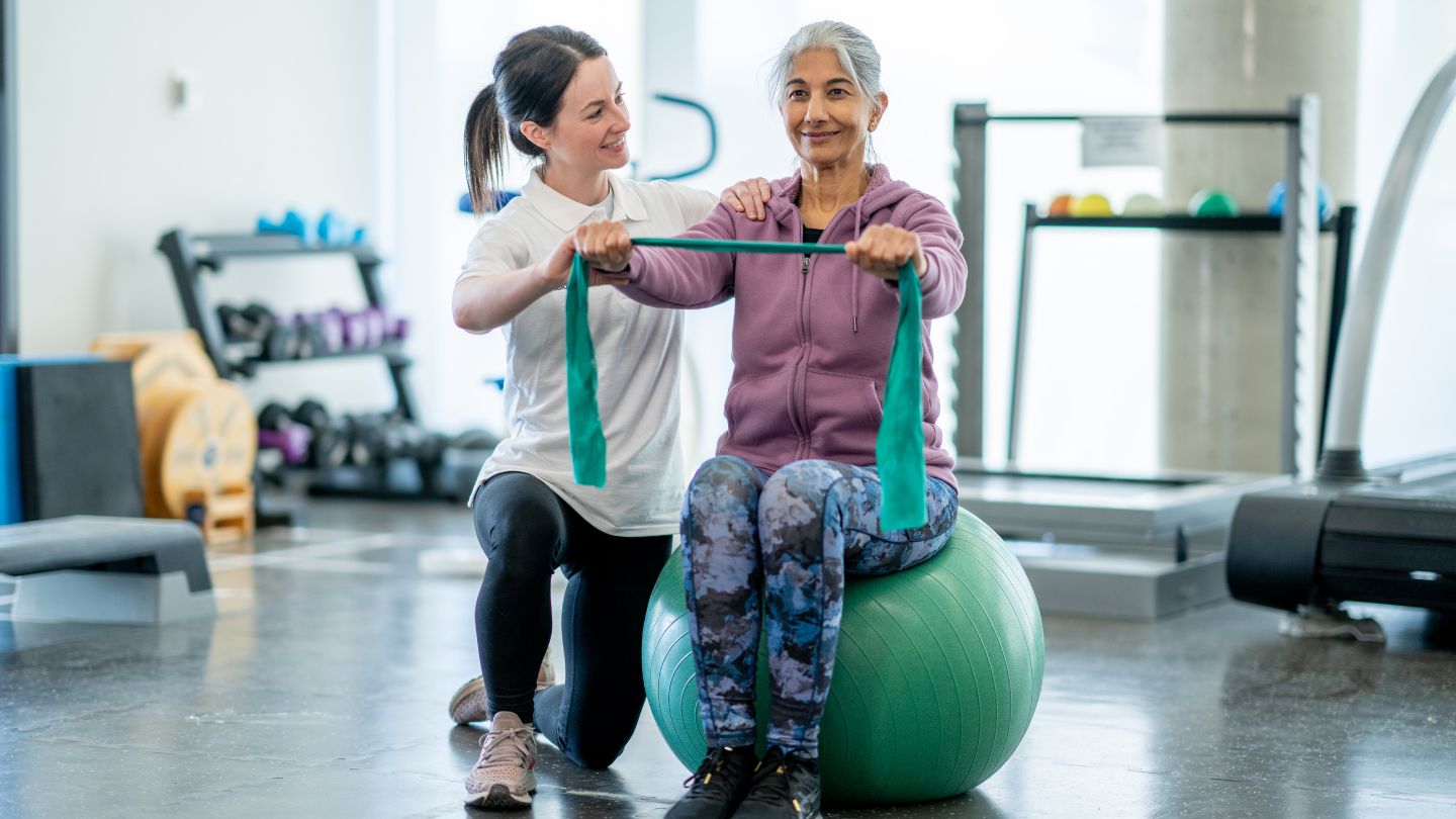 fizjoterapeuta z Katowic podczas fizjoterapia dla seniorów