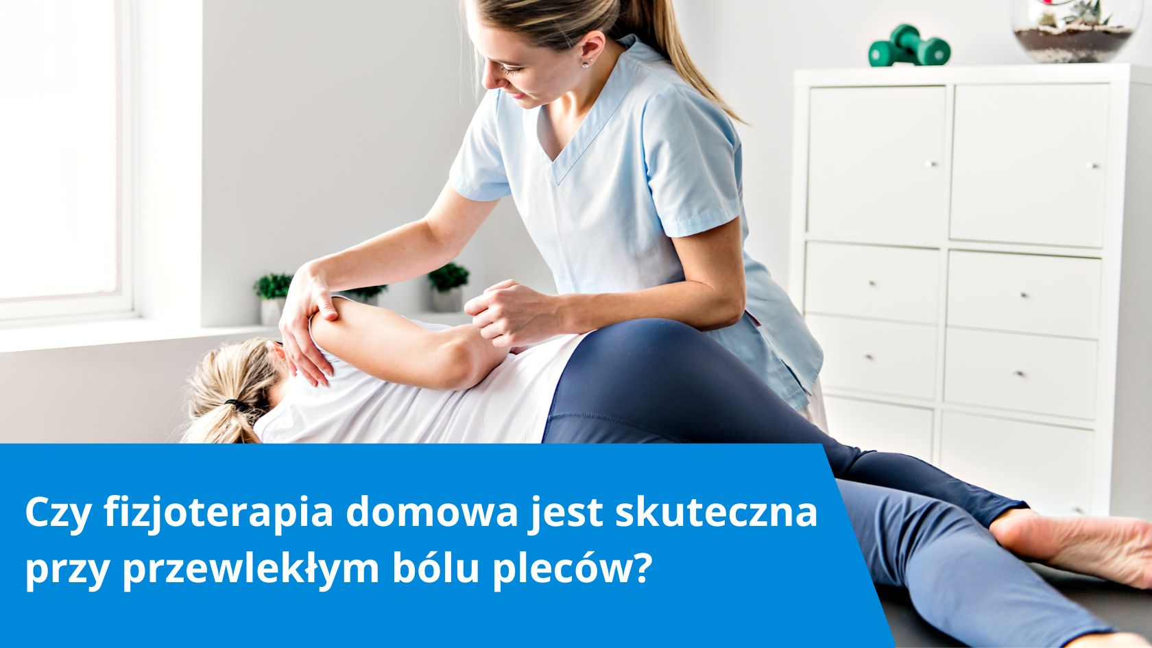 pacjentka podczas fizjoterapii domowej przy przewlekłym bólu pleców