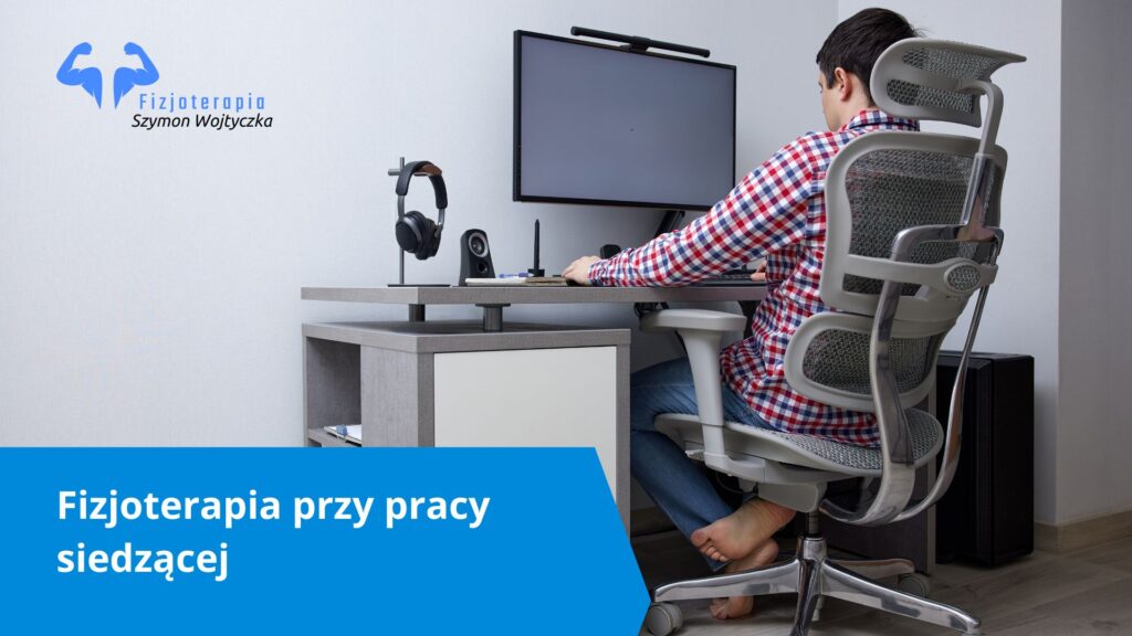 mężczyzna siedzący przy biurku potrzebujący fizjoterapii