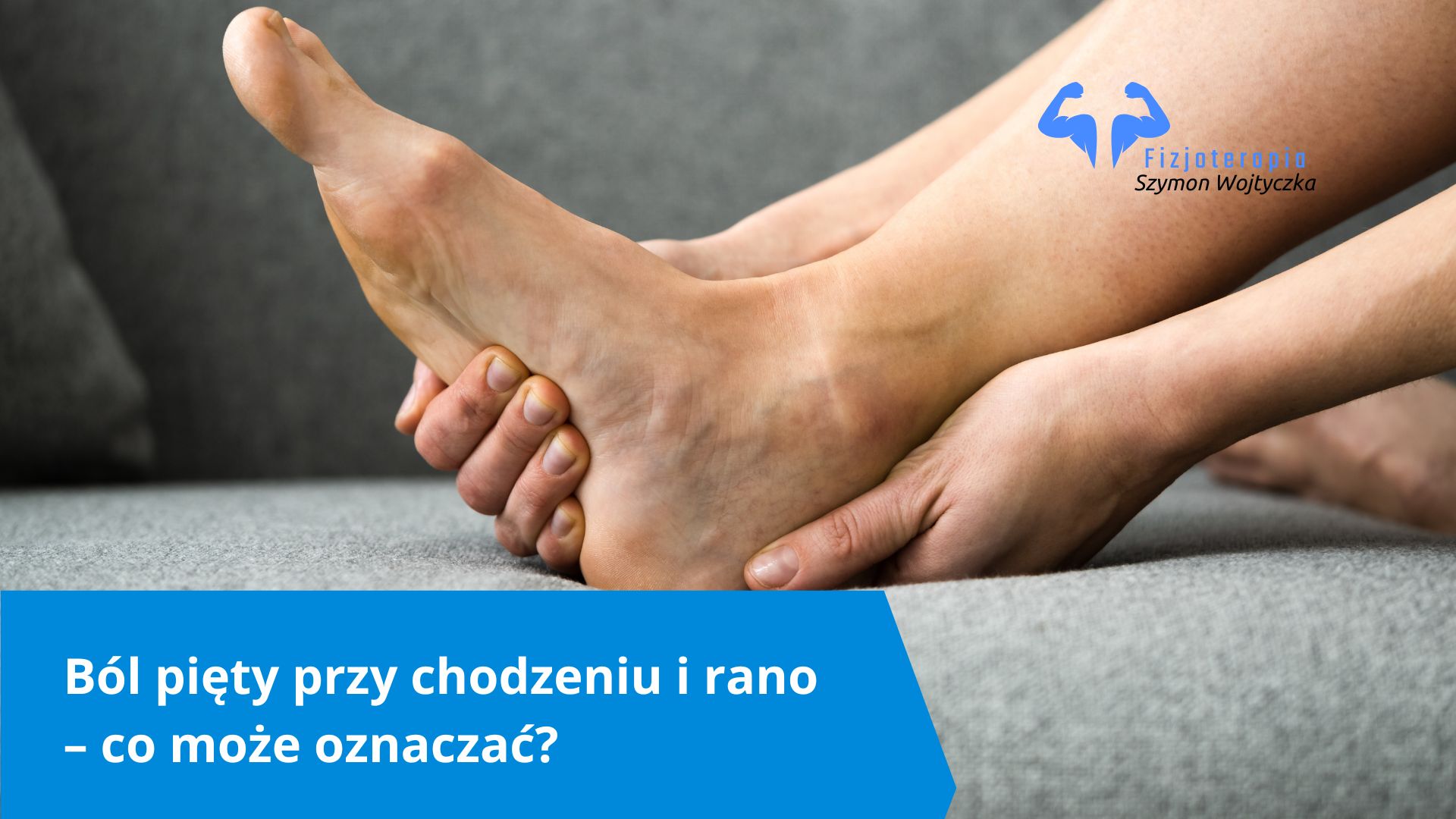 mężczyzna trzymający się za bolącą piętę